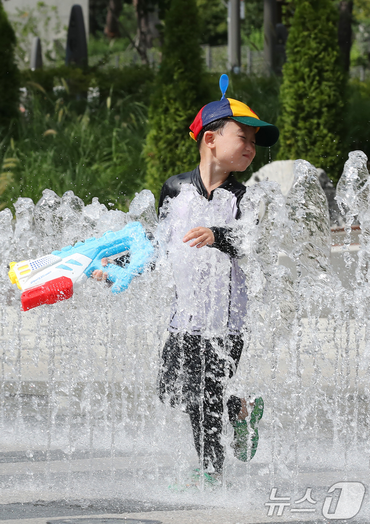 (대구=뉴스1) 공정식 기자 = 폭염이 계속된 28일 오후 대구 북구 들샘공원에서 어린이들이 물놀이를 하며 더위를 식히고 있다. 2025.8.28/뉴스1