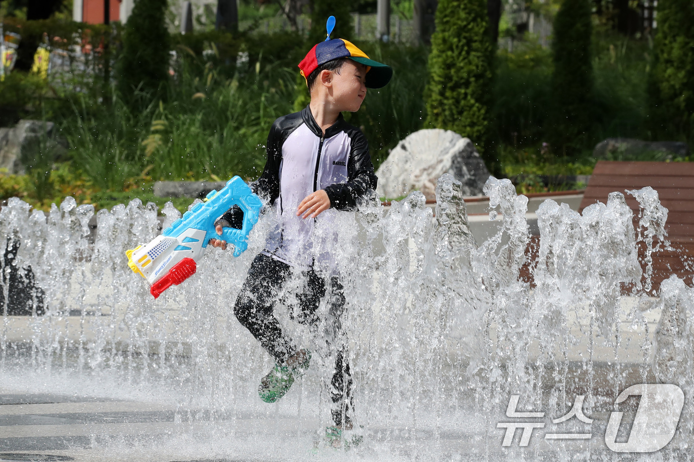 (대구=뉴스1) 공정식 기자 = 폭염이 계속된 28일 오후 대구 북구 들샘공원에서 어린이들이 물놀이를 하며 더위를 식히고 있다. 2025.8.28/뉴스1