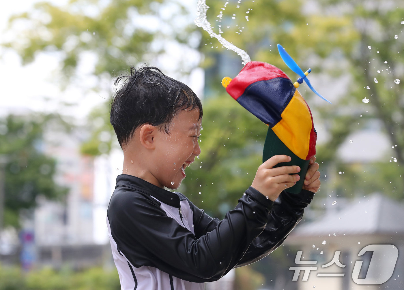 (대구=뉴스1) 공정식 기자 = 폭염이 계속된 28일 오후 대구 북구 들샘공원에서 어린이들이 물놀이를 하며 더위를 식히고 있다. 2025.8.28/뉴스1