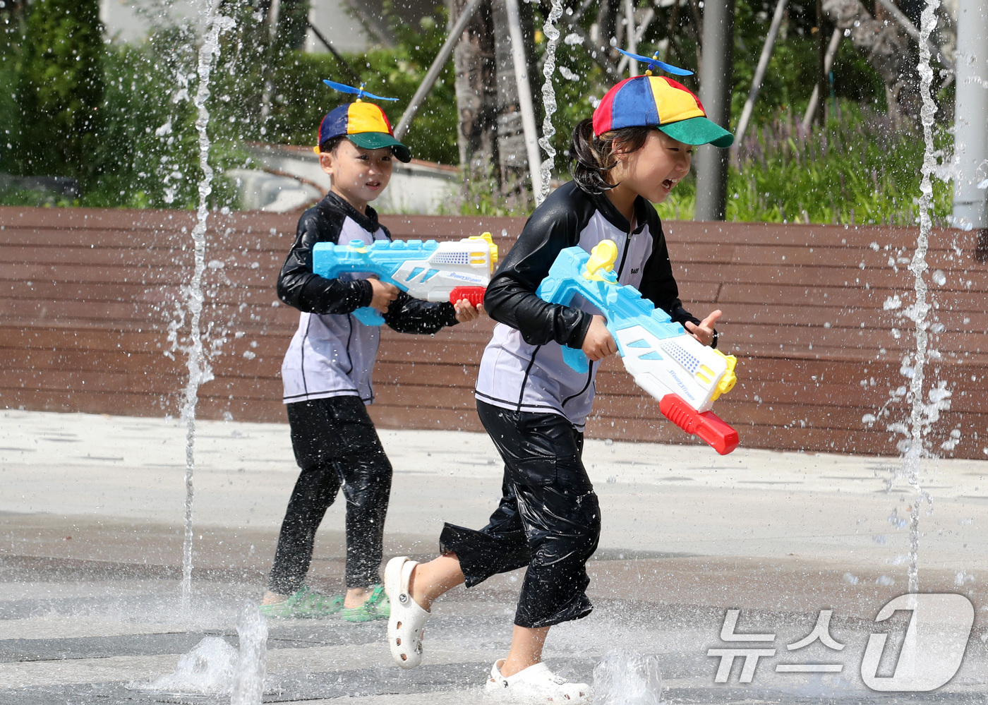 (대구=뉴스1) 공정식 기자 = 폭염이 계속된 28일 오후 대구 북구 들샘공원에서 어린이들이 물놀이를 하며 더위를 식히고 있다. 2025.8.28/뉴스1