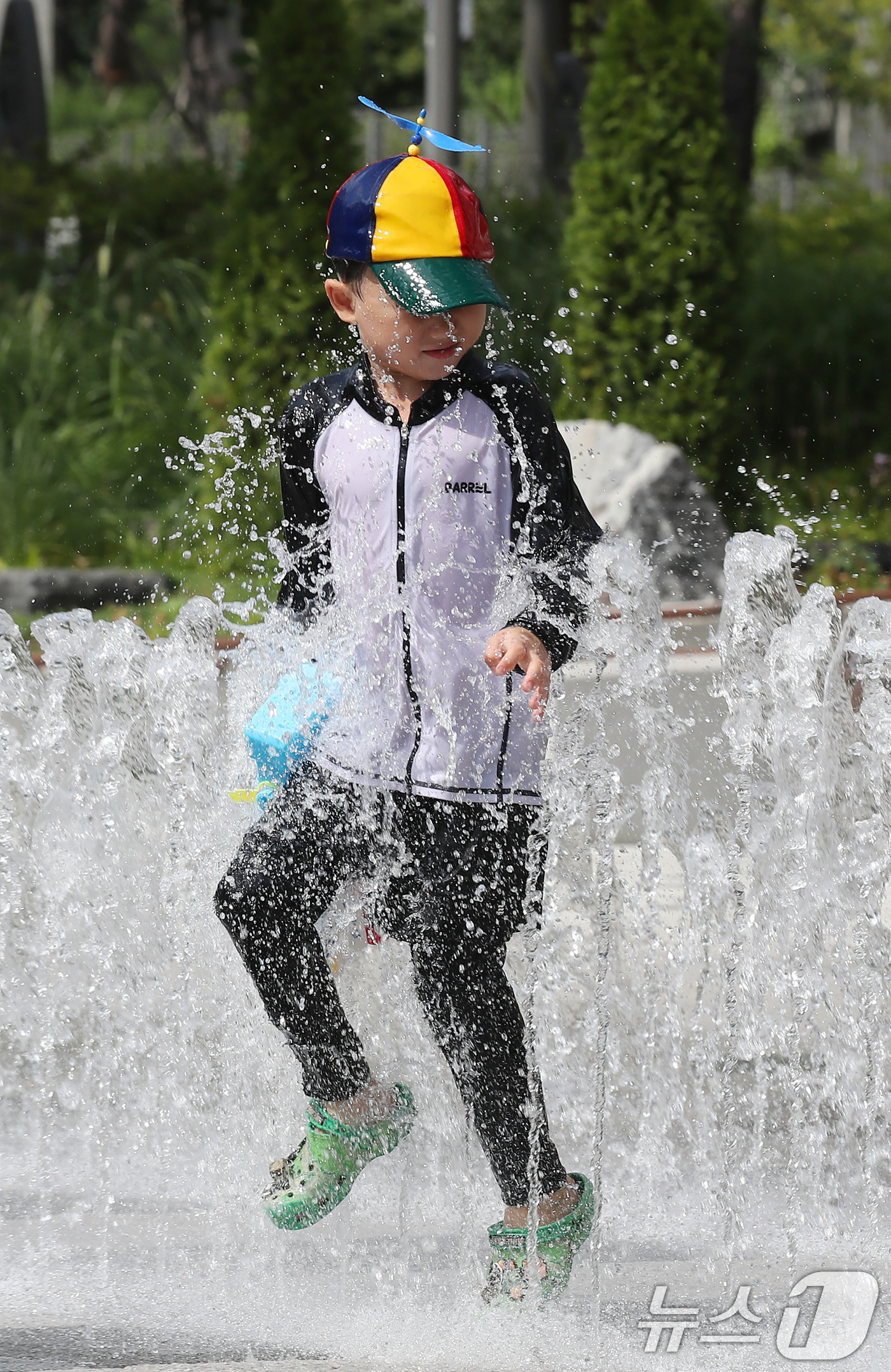 (대구=뉴스1) 공정식 기자 = 폭염이 계속된 28일 오후 대구 북구 들샘공원에서 어린이들이 물놀이를 하며 더위를 식히고 있다. 2025.8.28/뉴스1