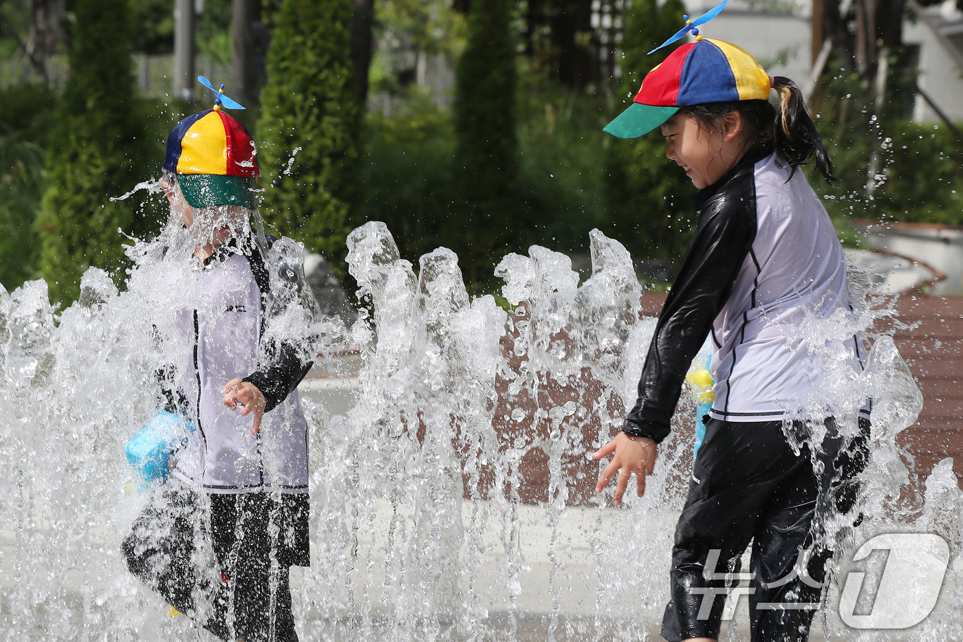 (대구=뉴스1) 공정식 기자 = 폭염이 계속된 28일 오후 대구 북구 들샘공원에서 어린이들이 물놀이를 하며 더위를 식히고 있다. 2025.8.28/뉴스1