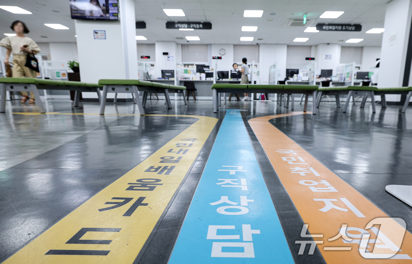 (서울=뉴스1) 이승배 기자 = 올해 1분기 임금근로 일자리 중 신규채용 일자리가 4개 중 1개꼴로 통계작성 이후 가장 적은 수준을 기록했다. 28일 통계청에 따르면 올해 1분기 …