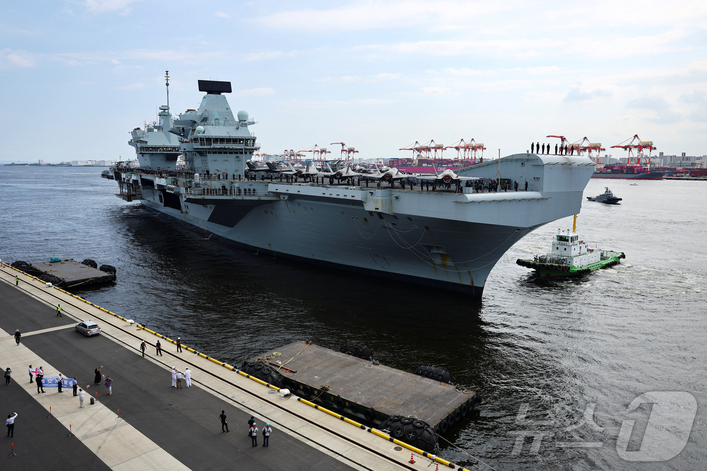 (도쿄 로이터=뉴스1) 김지완 기자 = 28일 영국의 퀸엘리자베스급 항공모함인 프린스오브웨일스 호가 일본 도쿄의 도쿄국제크루즈터미널에 도착한 모습. 2025.08.28ⓒ 로이터=뉴 …
