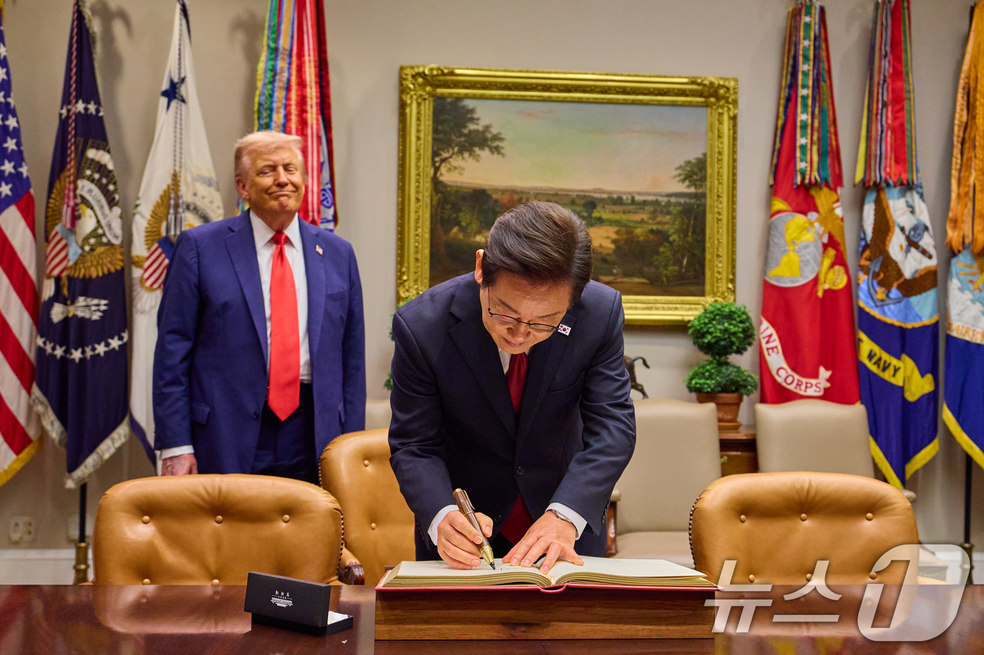 (서울=뉴스1) 이재명 기자 = 이재명 대통령이 25일(현지시간) 미국 워싱턴 DC 백악관에서 도널드 트럼프 미국 대통령이 지켜보는 가운데 방명록을 작성하고 있다. (이재명 대통령 …