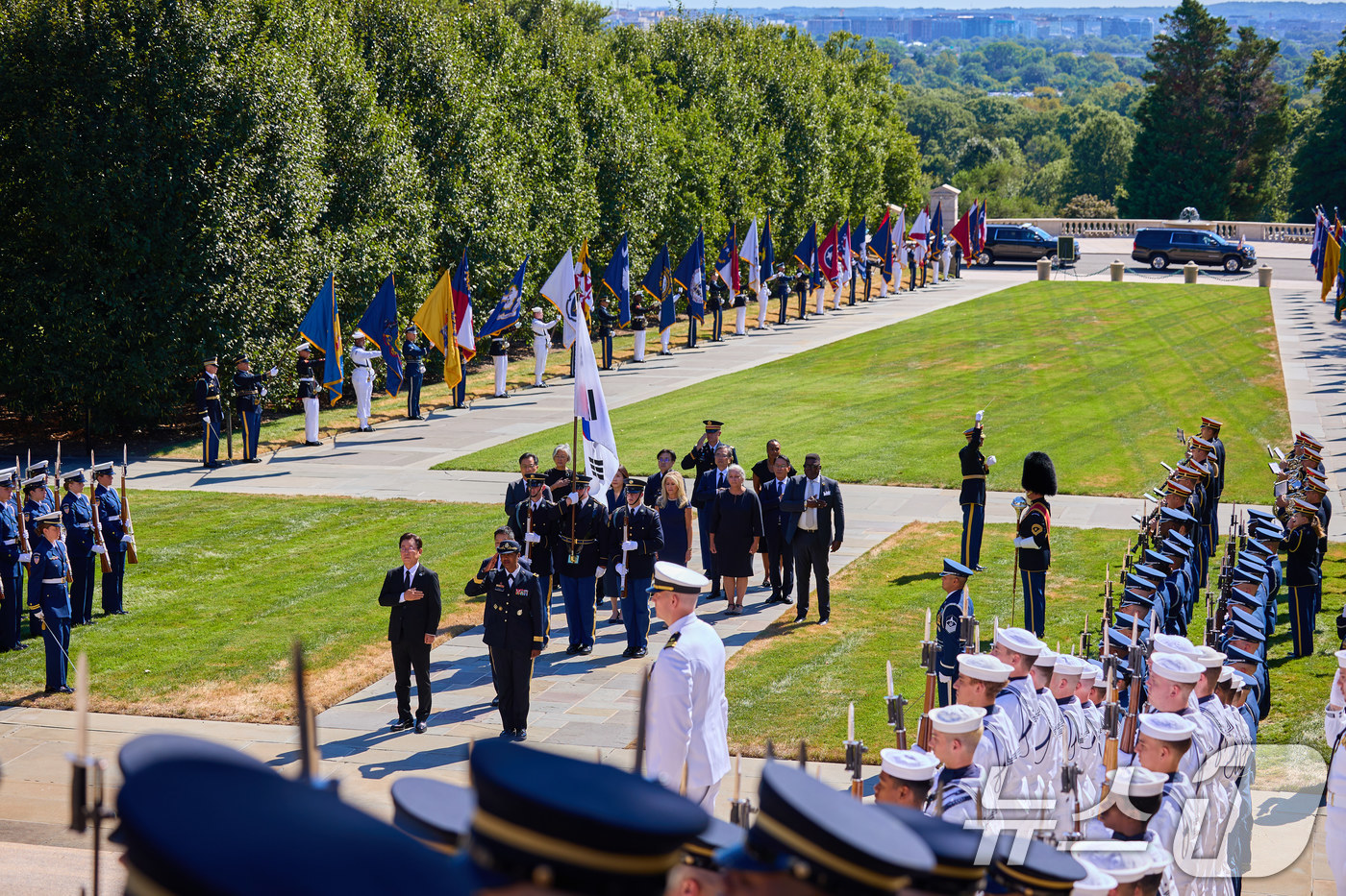 (서울=뉴스1) 이재명 기자 = 이재명 대통령이 26일(현지시간) 미국 워싱턴 DC 인근 알링턴 국립묘지를 참배하고 있다. (이재명 대통령 SNS. 재판매 및 DB 금지) 2025 …