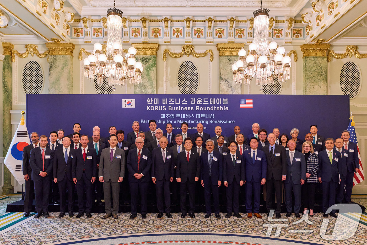 (서울=뉴스1) 이재명 기자 = 이재명 대통령이 25일(현지시간) 미국 워싱턴 DC 윌라드 호텔에서 열린 한미 비즈니스 라운드 테이블 리셉션에서 참석자들과 기념촬영을 있다. (이재 …