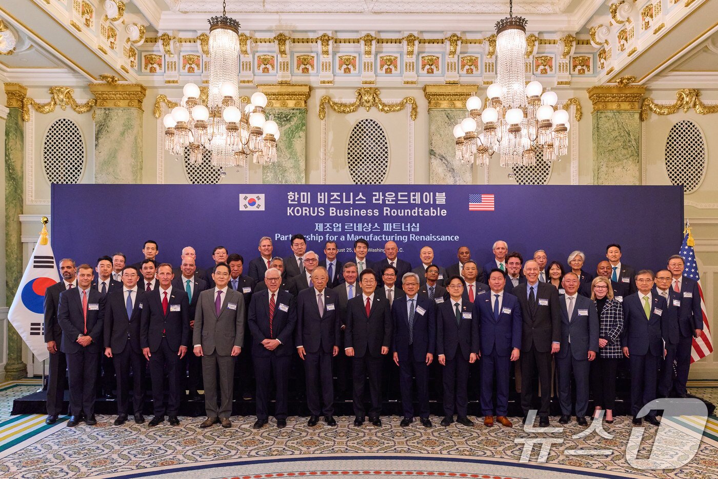 본문 이미지 - 이재명 대통령이 25일&#40;현지시간&#41; 미국 워싱턴 DC 윌라드 호텔에서 열린 한미 비즈니스 라운드 테이블 리셉션에서 참석자들과 기념촬영을 있다. &#40;이재명 대통령 SNS. 재판매 및 DB 금지&#41; 2025.8.28/뉴스1 ⓒ News1 이재명 기자