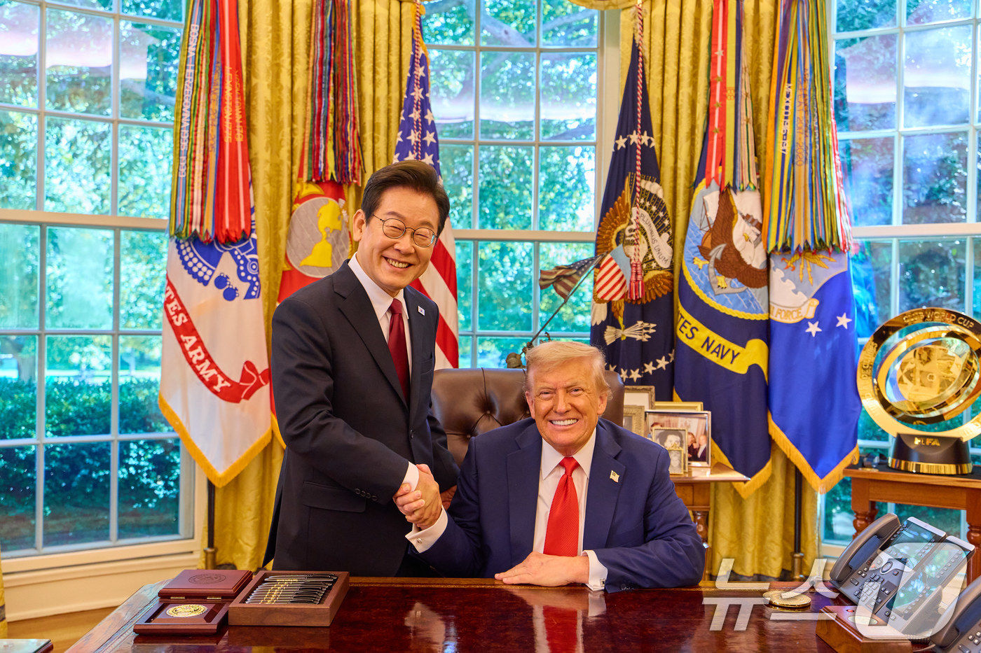 (서울=뉴스1) 이재명 기자 = 이재명 대통령이 25일(현지시간) 미국 워싱턴 DC  백악관에서 열린 한미 정상회담을 마친 후 도널드 트럼프 미국 대통령과 악수하고 있다. (이재명 …