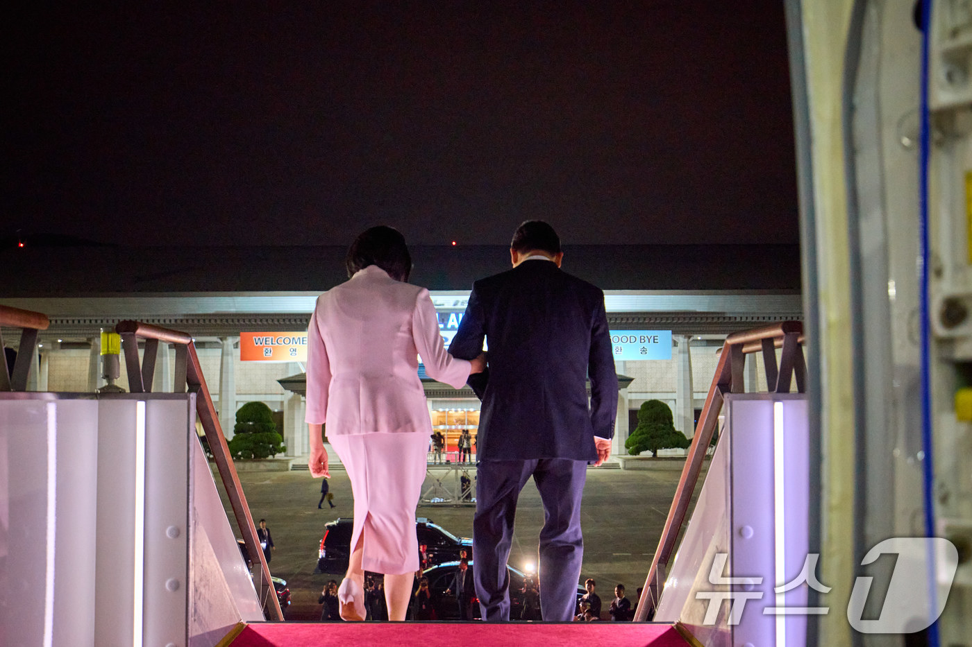 (서울=뉴스1) 이재명 기자 = 일본·미국 순방 일정을 마친 이재명 대통령과 김혜경 여사가 28일 새벽 경기도 성남 서울공항을 통해 귀국하고 있다. (이재명 대통령 SNS. 재판매 …