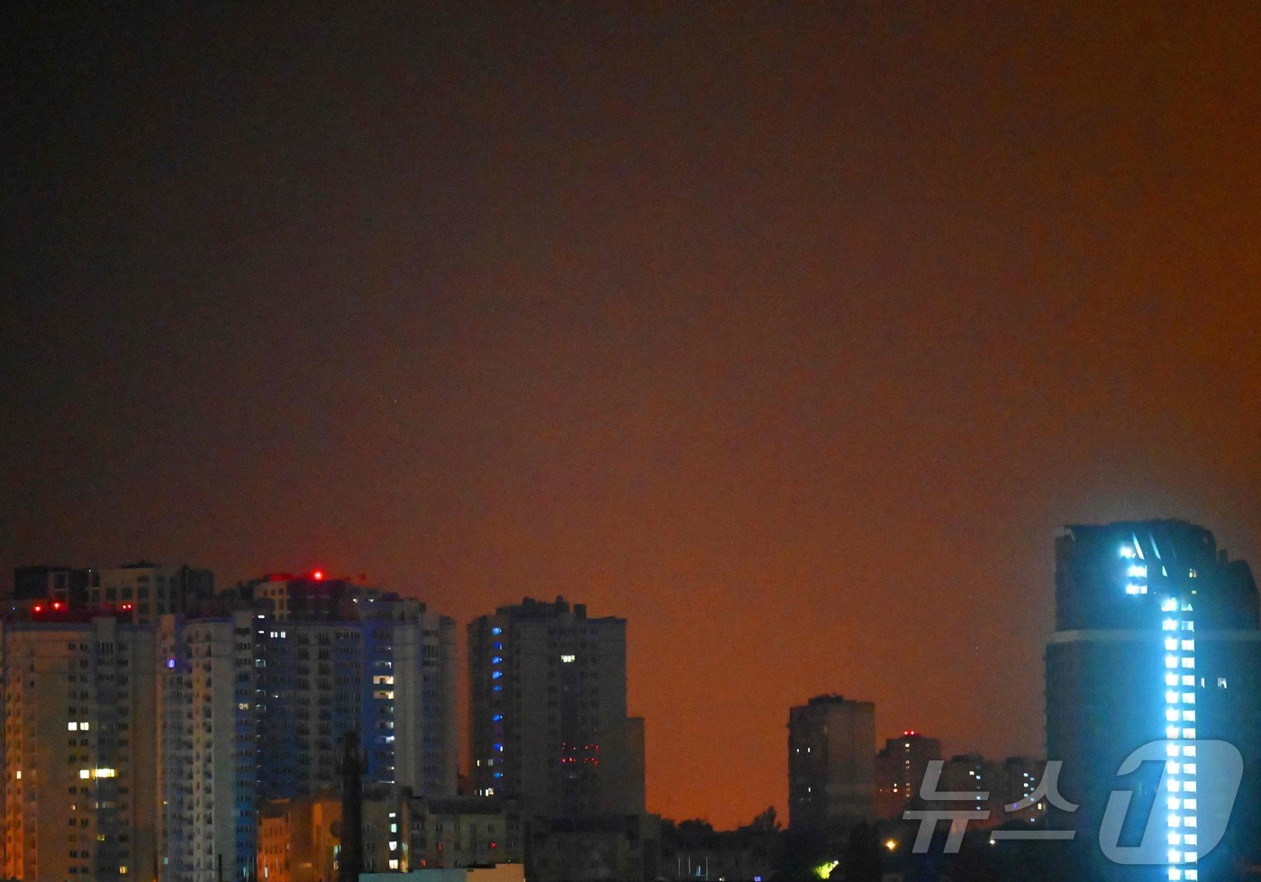 (키이우 AFP=뉴스1) 김지완 기자 = 28일(현지시간) 러시아의 대규모 드론 및 미사일 공격을 받은 우크라이나 키이우의 하늘. 우크라이나 당국에 따르면 이날 공격으로 최소 4명 …