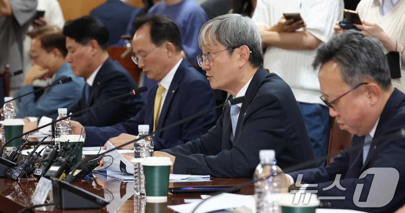 (서울=뉴스1) 김명섭 기자 = 이찬진 금융감독원장이 28일 오후 서울 중구 은행연합회에서 열린 은행장들과의 간담회에서 모두 발언을 하고 있다.  2025.8.28/뉴스1