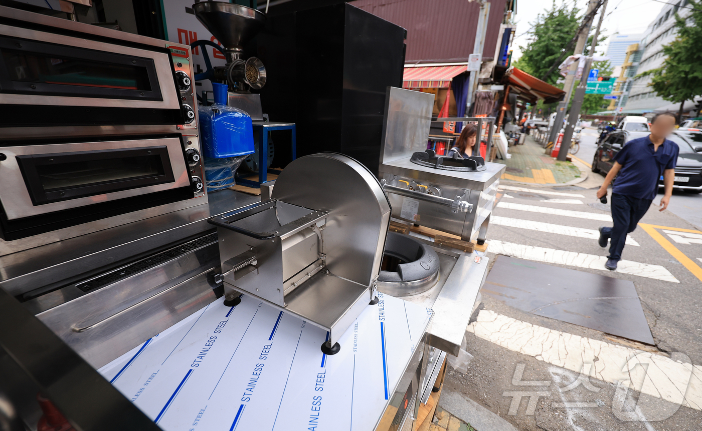 (서울=뉴스1) 김진환 기자 = 올해 상반기 창업 기업은 57만4천여 개로, 지난해 상반기의 62만 2,760개보다 4만8천여 개 감소했다.숙박·음식점업(−14.7%)을 비롯해 부 …