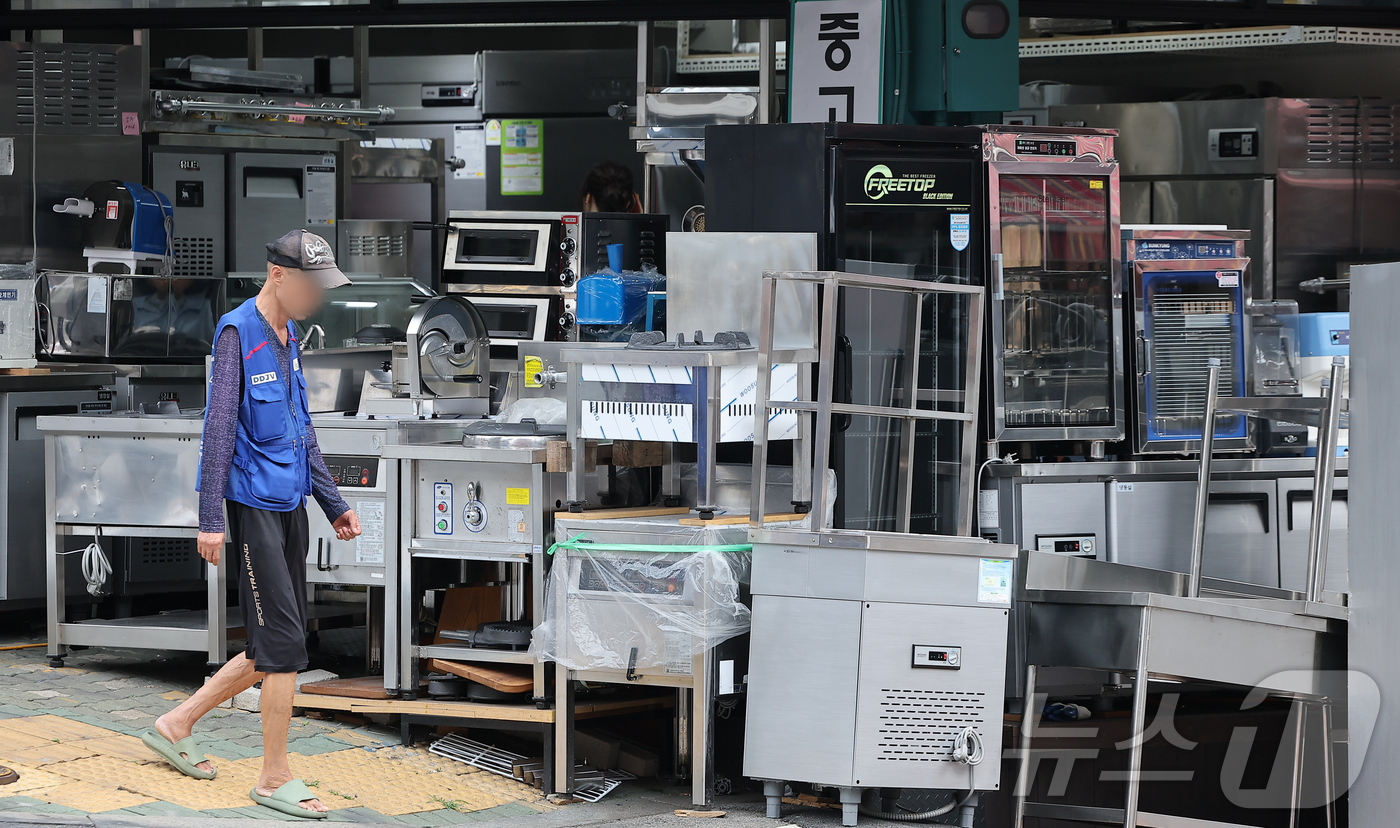 (서울=뉴스1) 김진환 기자 = 올해 상반기 창업 기업은 57만4천여 개로, 지난해 상반기의 62만 2,760개보다 4만8천여 개 감소했다.숙박·음식점업(−14.7%)을 비롯해 부 …