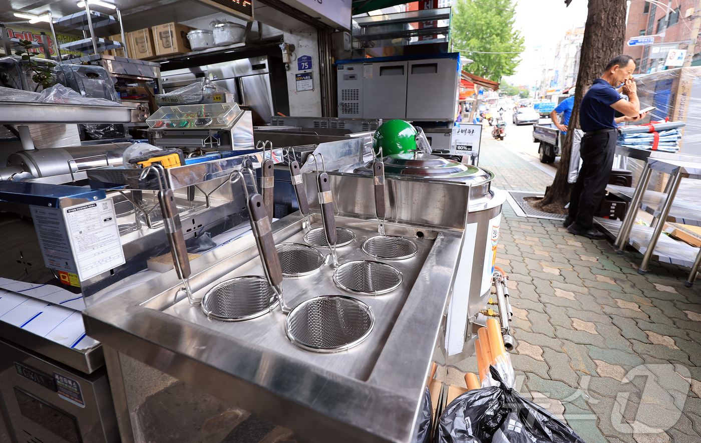 (서울=뉴스1) 김진환 기자 = 올해 상반기 창업 기업은 57만4천여 개로, 지난해 상반기의 62만 2,760개보다 4만8천여 개 감소했다.숙박·음식점업(−14.7%)을 비롯해 부 …