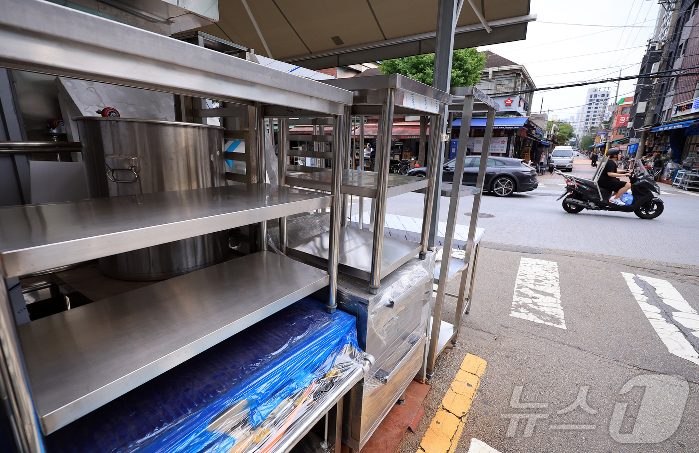 (서울=뉴스1) 김진환 기자 = 올해 상반기 창업 기업은 57만4천여 개로, 지난해 상반기의 62만 2,760개보다 4만8천여 개 감소했다.숙박·음식점업(−14.7%)을 비롯해 부 …