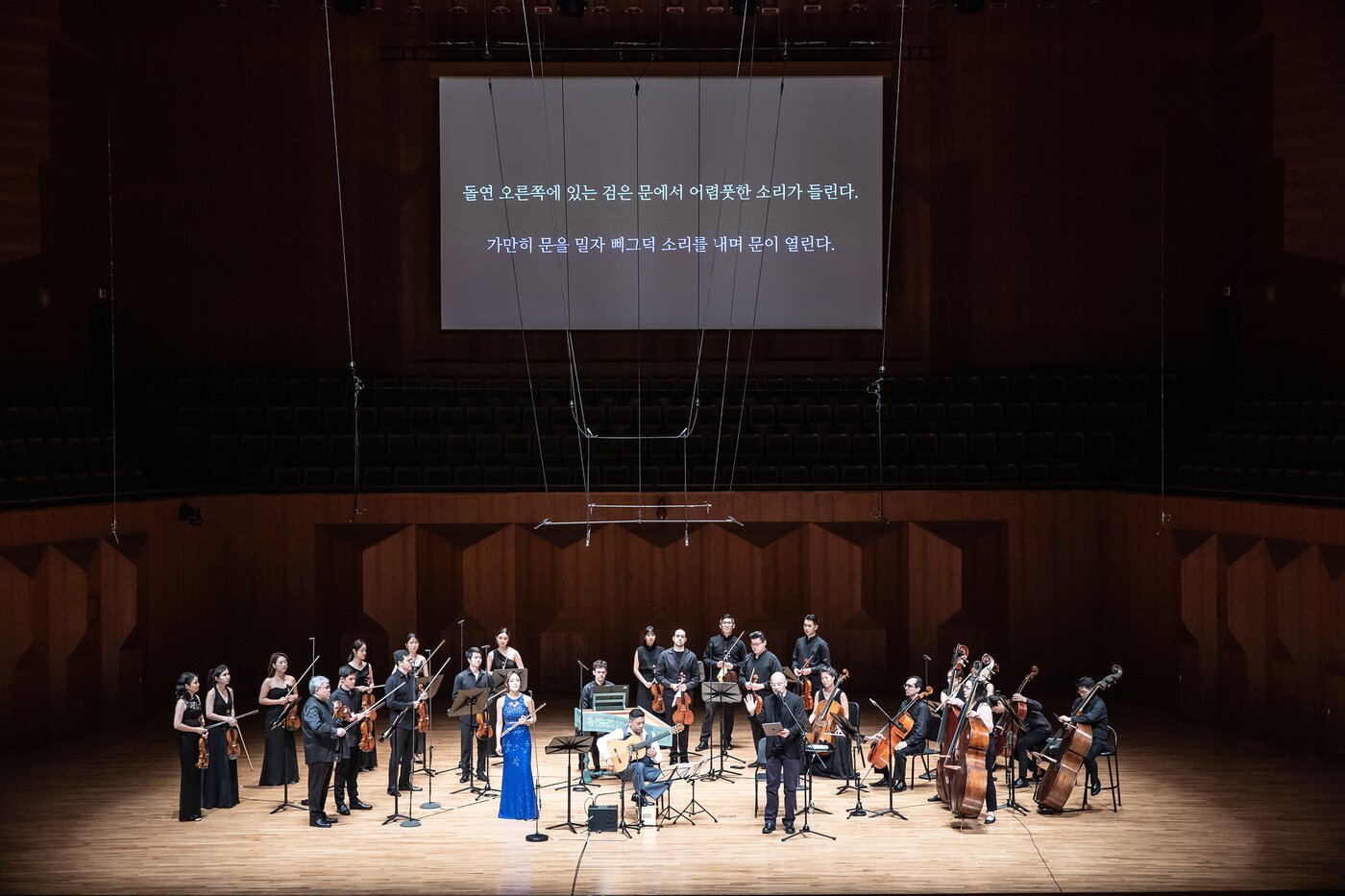 본문 이미지 - 대본을 낭독 중인 베르나르 베르베르(세종솔로이스츠 제공)