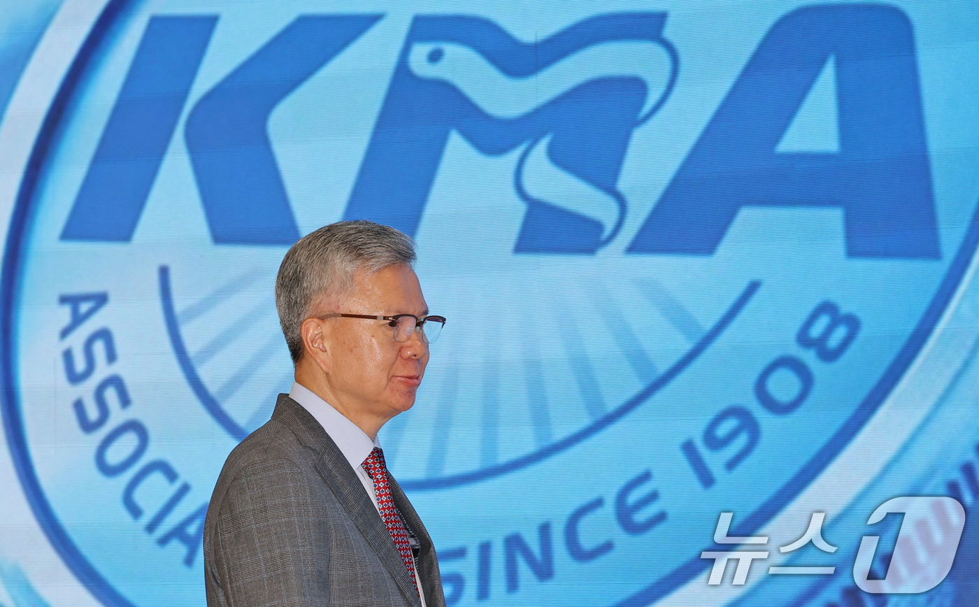 (서울=뉴스1) 장수영 기자 = 김택우 대한의사협회 회장이 28일 오후 서울 용산구 의협회관에서 정례브리핑을 하기 위해 단상으로 이동하고 있다. 2025.8.28/뉴스1