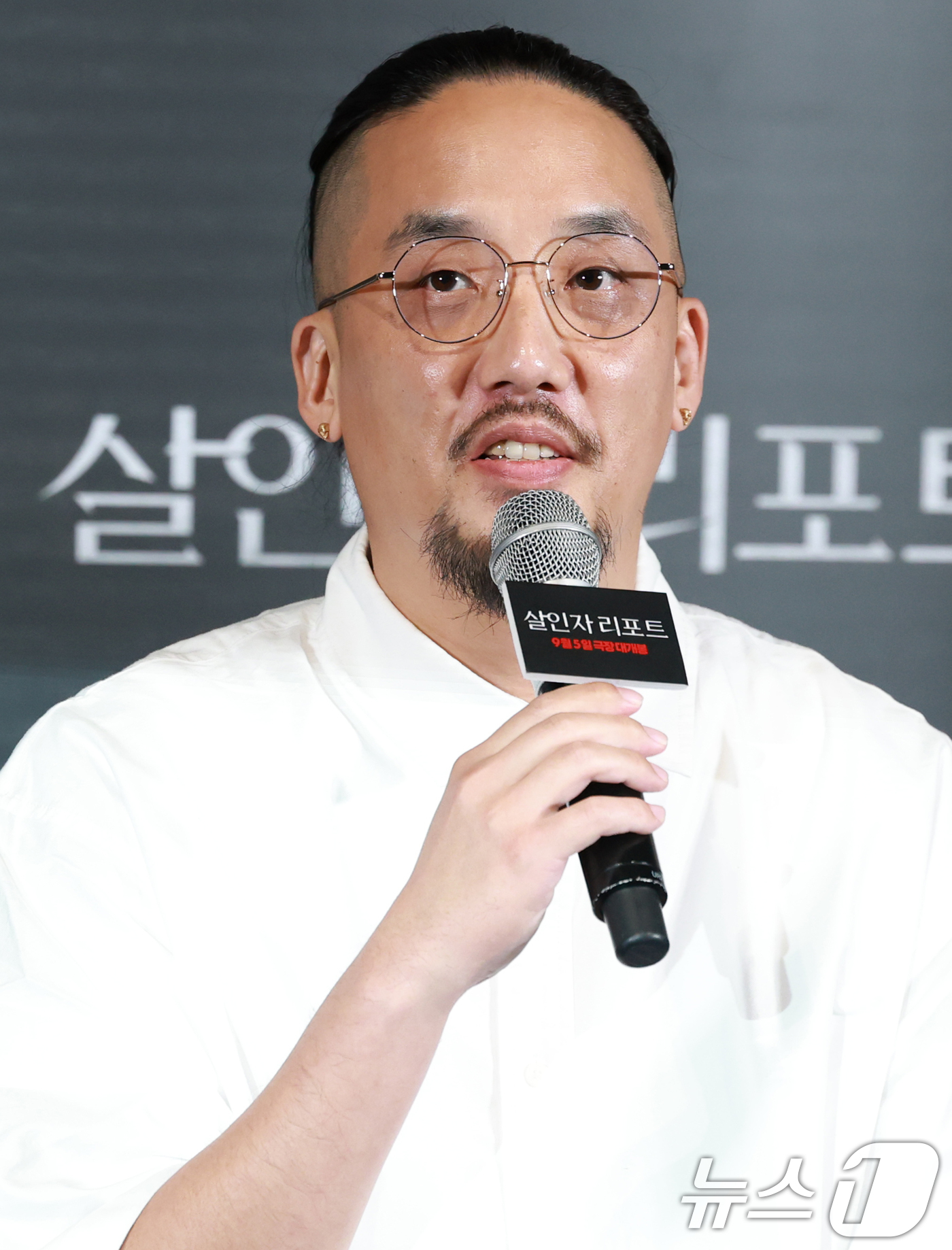 (서울=뉴스1) 권현진 기자 = 조영준 감독이 28일 서울 용산구 CGV용산아이파크몰에서 열린 영화 '살인자 리포트‘ 언론시사회 및 기자간담회에 참석해 인사말을 하고 있다.'살인자 …