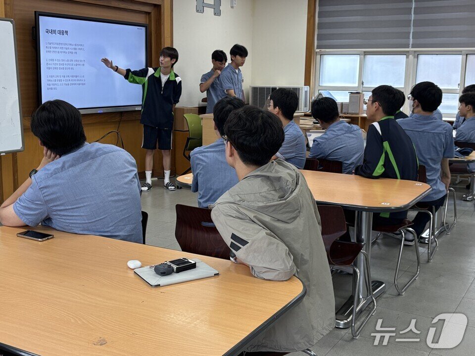 본문 이미지 - &#39;2025 체커톤 한마당&#39;에서 학생들이 발표하고 있다.&#40;전남도교육청 제공, 재판매 및 DB 금지&#41;/뉴스1  