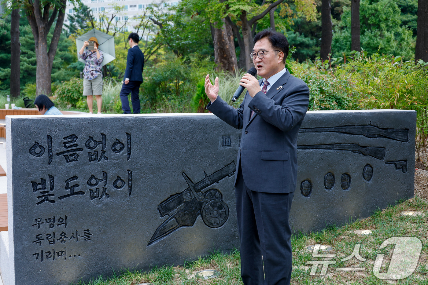 (서울=뉴스1) 안은나 기자 = 우원식 국회의장이 28일 서울 여의도 국회 독립기억광장에서 2025년도 국회 대학(원)생 아카데미 참석자들에게 '독립군 무기의 벽'을 소개하고 있다 …