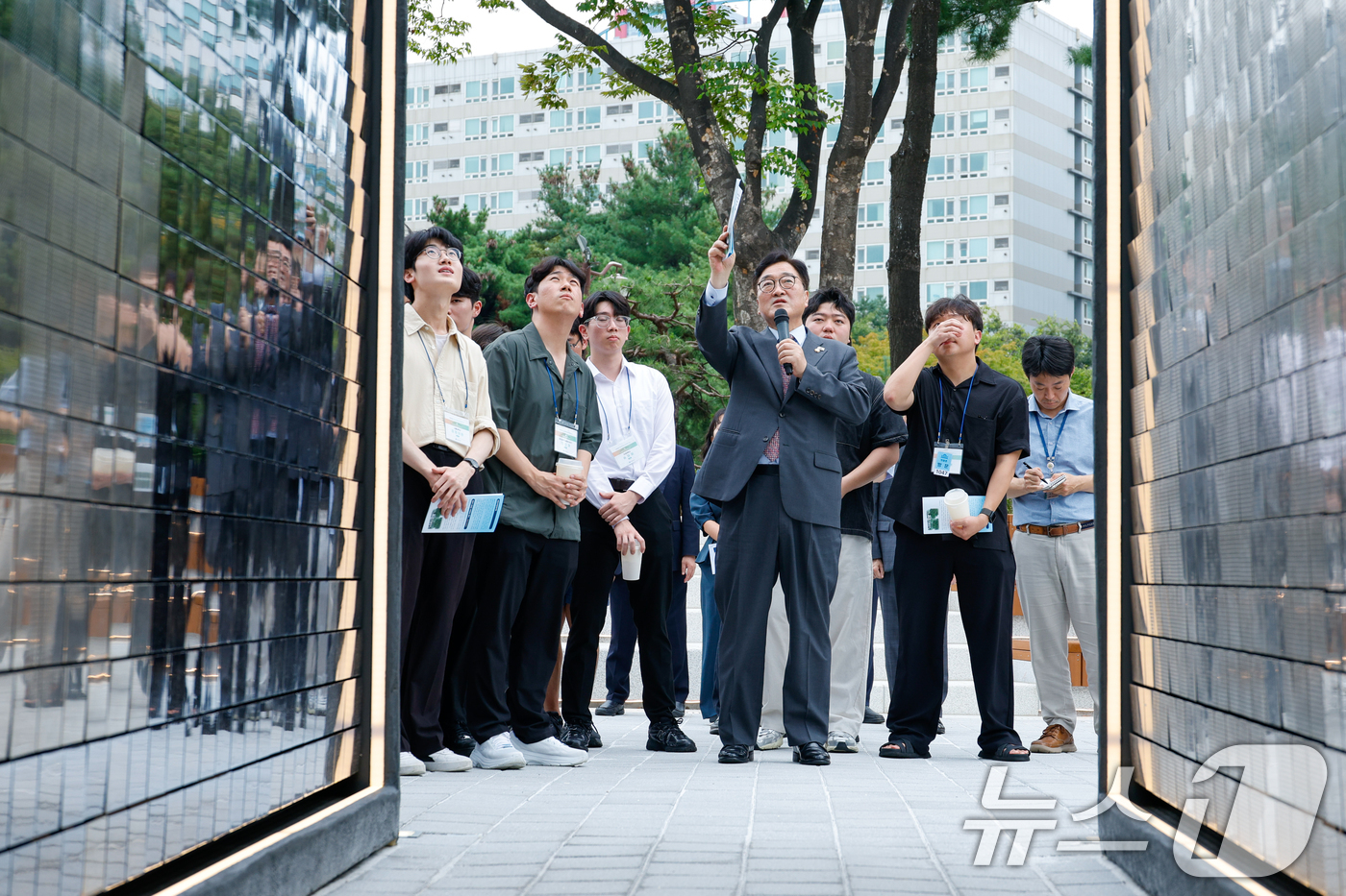 (서울=뉴스1) 안은나 기자 = 우원식 국회의장이 28일 서울 여의도 국회 독립기억광장에서 2025년도 국회 대학(원)생 아카데미 참석자들에게 '빛의 길'을 소개하고 있다. 202 …