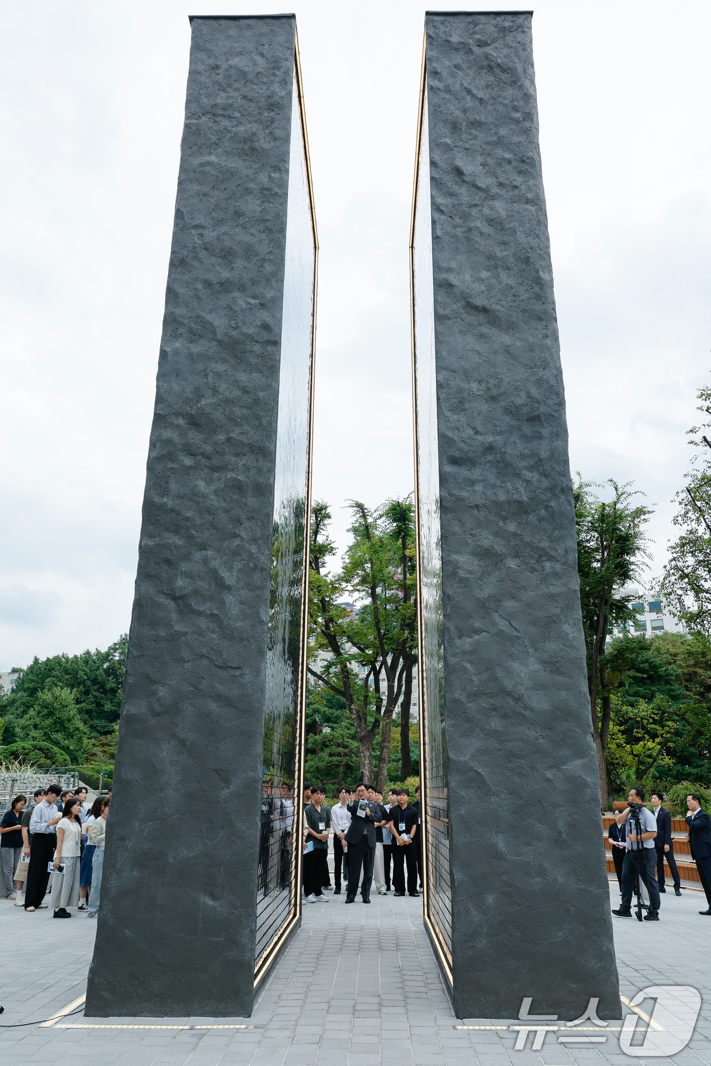 (서울=뉴스1) 안은나 기자 = 우원식 국회의장이 28일 서울 여의도 국회 독립기억광장에서 2025년도 국회 대학(원)생 아카데미 참석자들에게 '빛의 길'을 소개하고 있다. 202 …