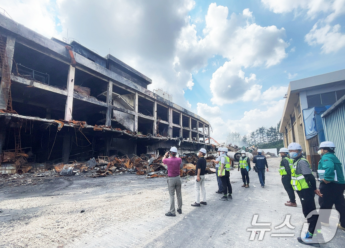 (광주=뉴스1) 박준배 기자 = 광주시 관계자들이 자치구, 건축안전 자문단과 함께 28일 화재 피해로 해체 작업 중인 금호타이어 광주공장 정련반 해체 현장에서 기획점검을 실시하고 …