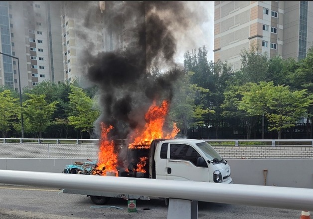 세종 어진동 도로 보수공사 차량서 화재…가스누출 추정