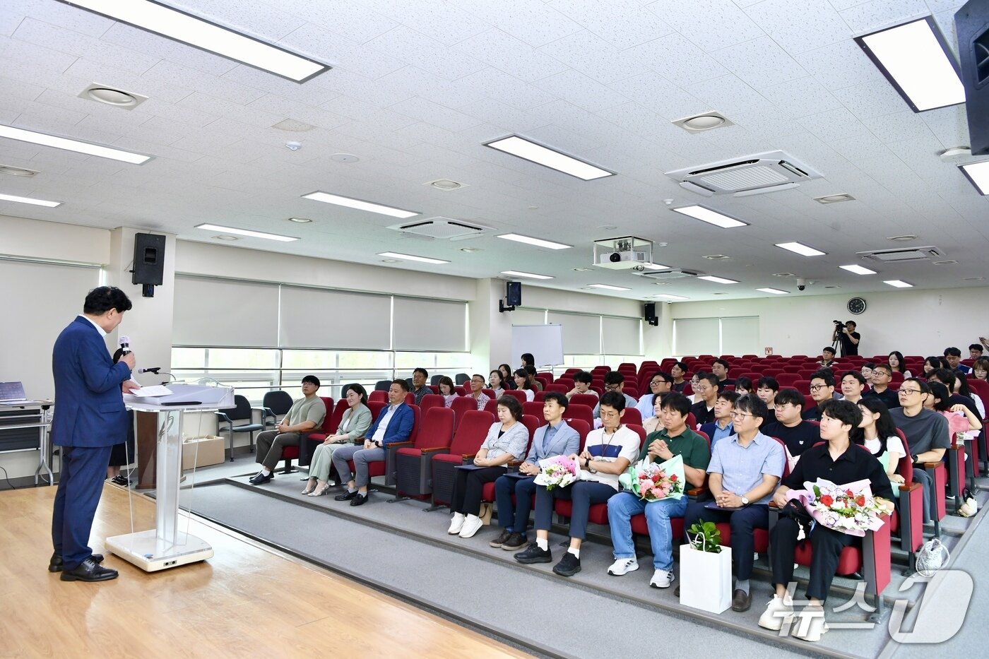 본문 이미지 - 민원행정 우수공직자 포상 및 민원 응대 역량 강화 교육.&#40;횡성군 제공. 재판매 및 DB금지&#41;/뉴스1