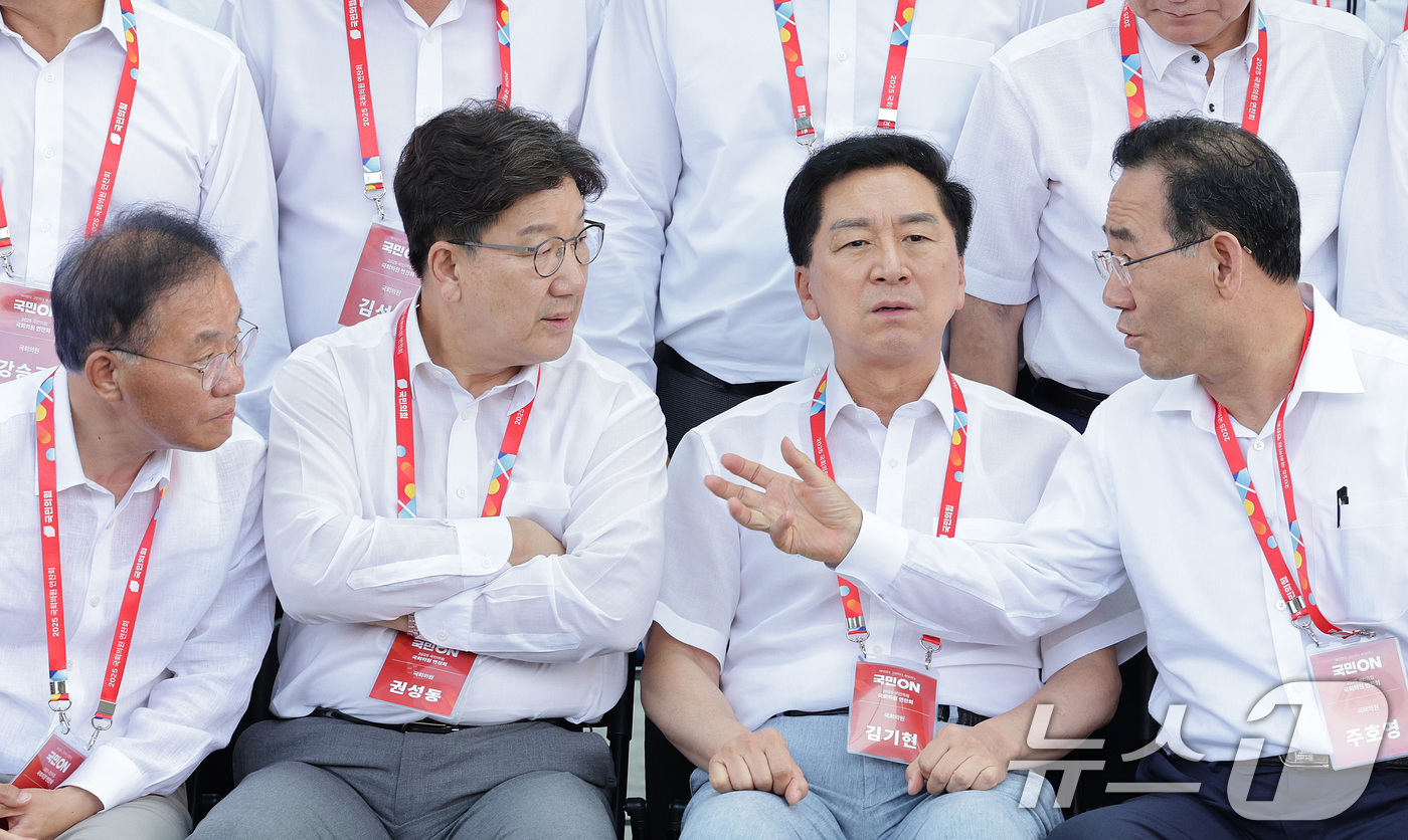 (인천=뉴스1) 신웅수 기자 = 윤재옥(왼쪽부터), 권성동, 김기현, 주호영 국민의힘 의원이 28일 오후 인천 인천국제공항공사 인재개발원에서 열린 국민의힘 국회의원 연찬회에서 대화 …