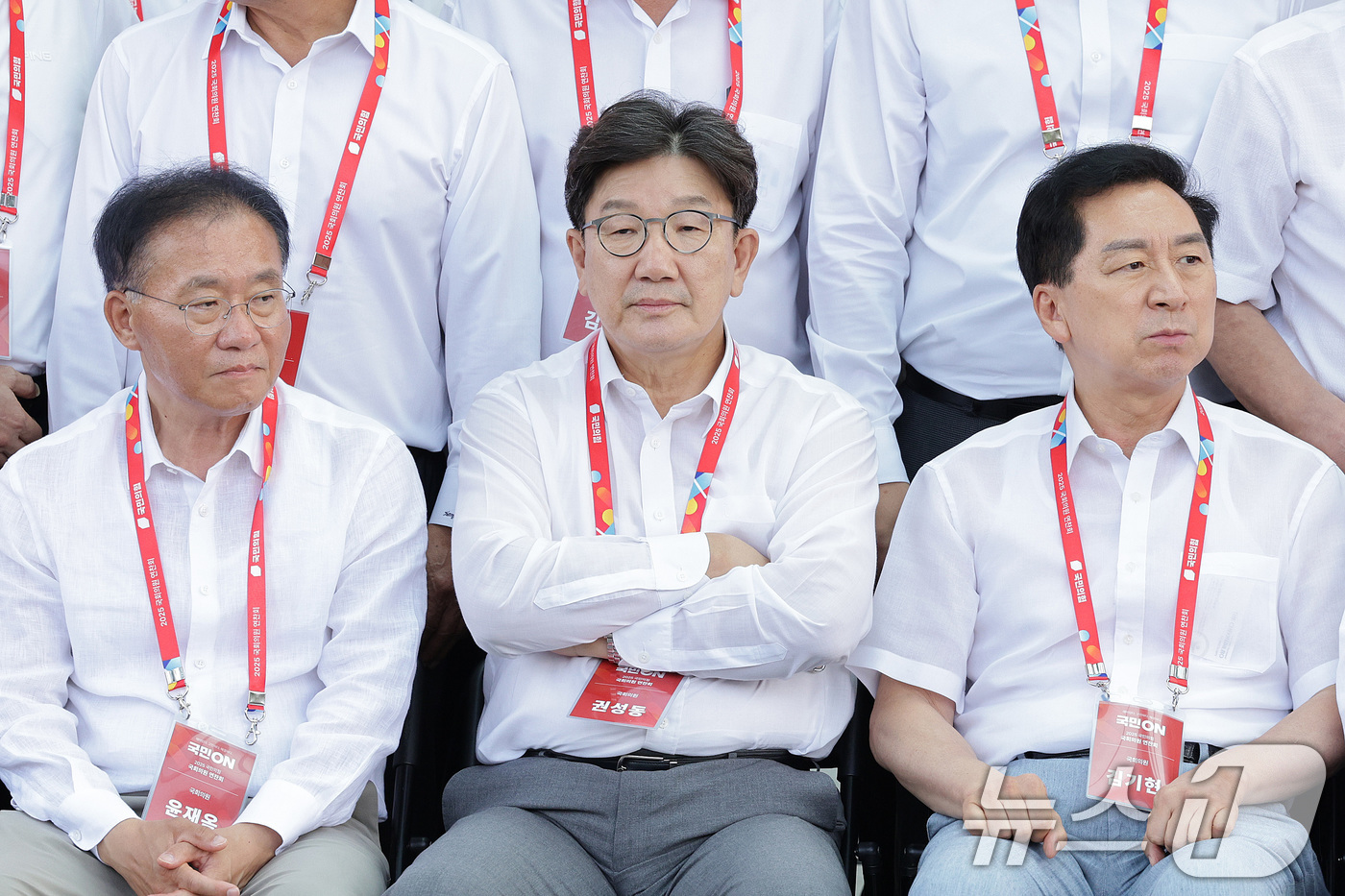 (인천=뉴스1) 신웅수 기자 = 권성동 국민의힘 의원이 28일 오후 인천 인천국제공항공사 인재개발원에서 열린 국민의힘 국회의원 연찬회에서 생각에 잠겨 있다. 2025.8.28/뉴스 …