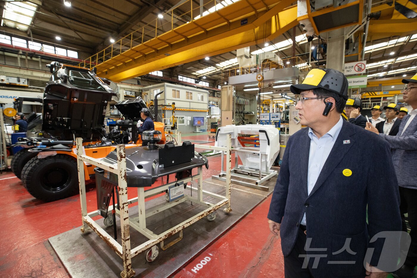 본문 이미지 - 김성환 기후에너지환경부 장관이 28일 인천시 동구 두산밥캣코리아 생산 공장을 방문하여 전기 지게차 생산과정을 살펴보고 있다. (환경부 제공. 재판매 및 DB 금지) 2025.8.28/뉴스1