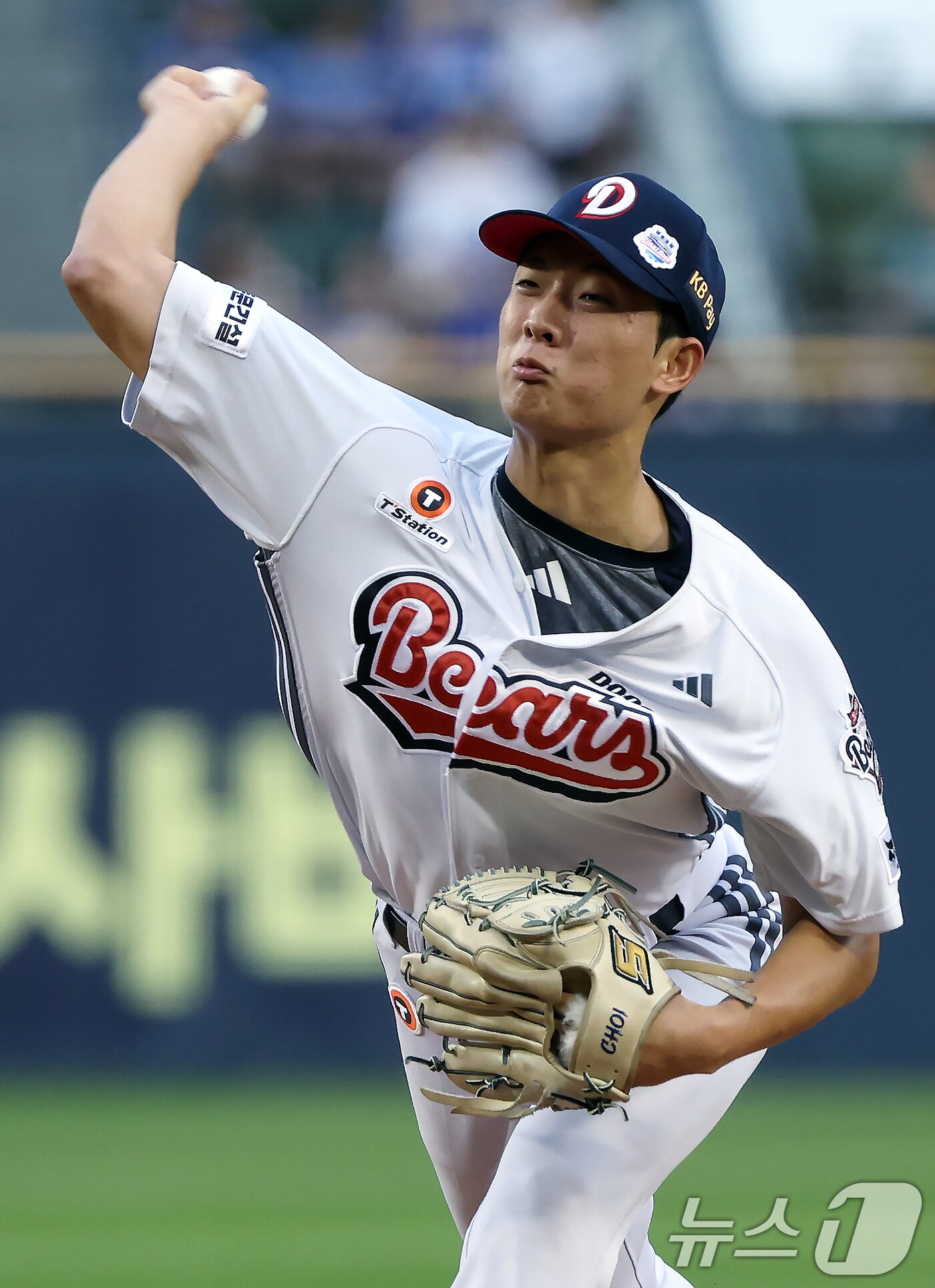 본문 이미지 - 두산 선발 최민석이 28일 오후 서울 송파구 잠실야구장에서 열린 프로야구 '2025 신한 SOL뱅크 KBO 리그' 삼성 라이온즈와 두산 베어스의 경기에서 역투하고 있다. 2025.8.28 ⓒ 뉴스1 박정호 기자