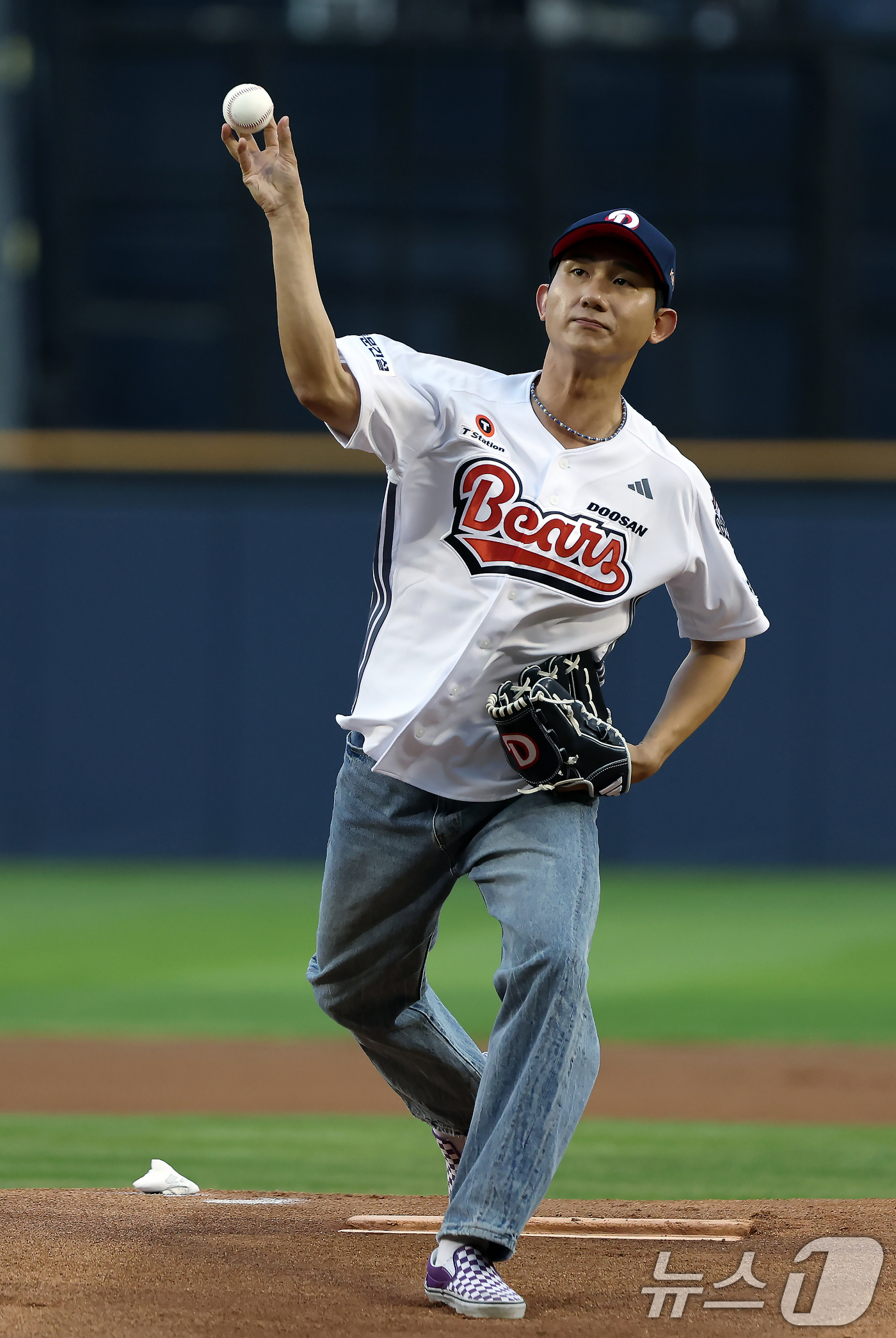 (서울=뉴스1) 박정호 기자 = 배우 겸 유튜버 장용원이 28일 오후 서울 송파구 잠실야구장에서 열린 프로야구 '2025 신한 SOL뱅크 KBO 리그' 삼성 라이온즈와 두산 베어스 …