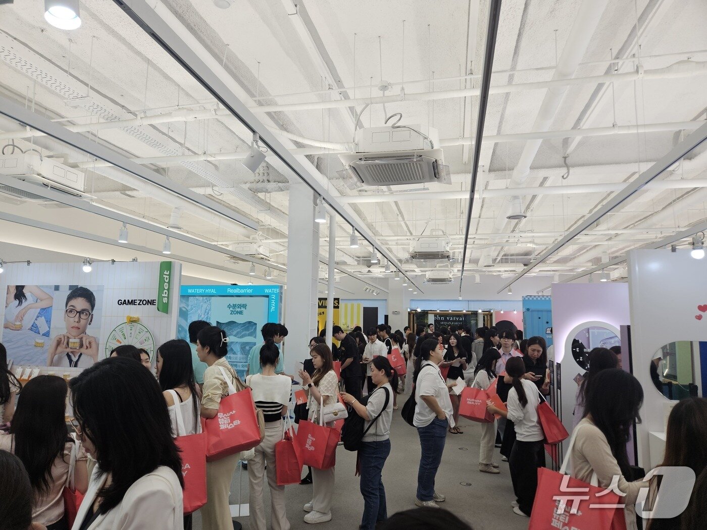 본문 이미지 - 무신사가 29~31일 서울 성수동 일대에서 &#39;무신사 뷰티 페스타&#39;를 연다.ⓒ 뉴스1/김진희 기자.