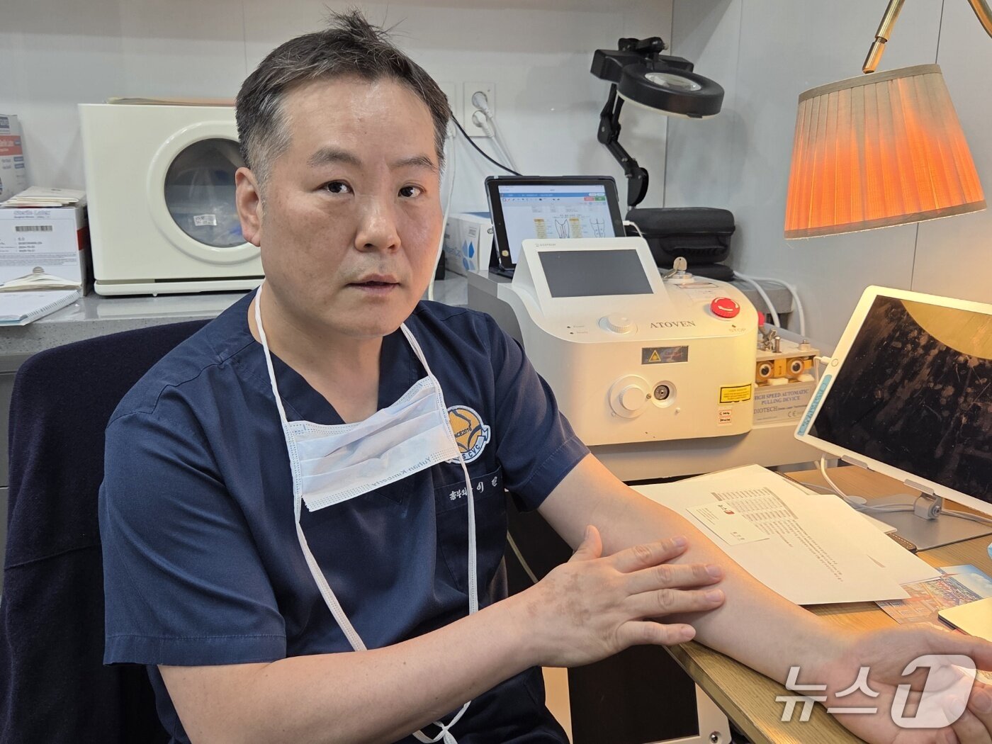 본문 이미지 - 이길수 제주수흉부외과의원 원장이 혈관 관련 시술에 대해 설명하고 있다./뉴스1 황진중 기자