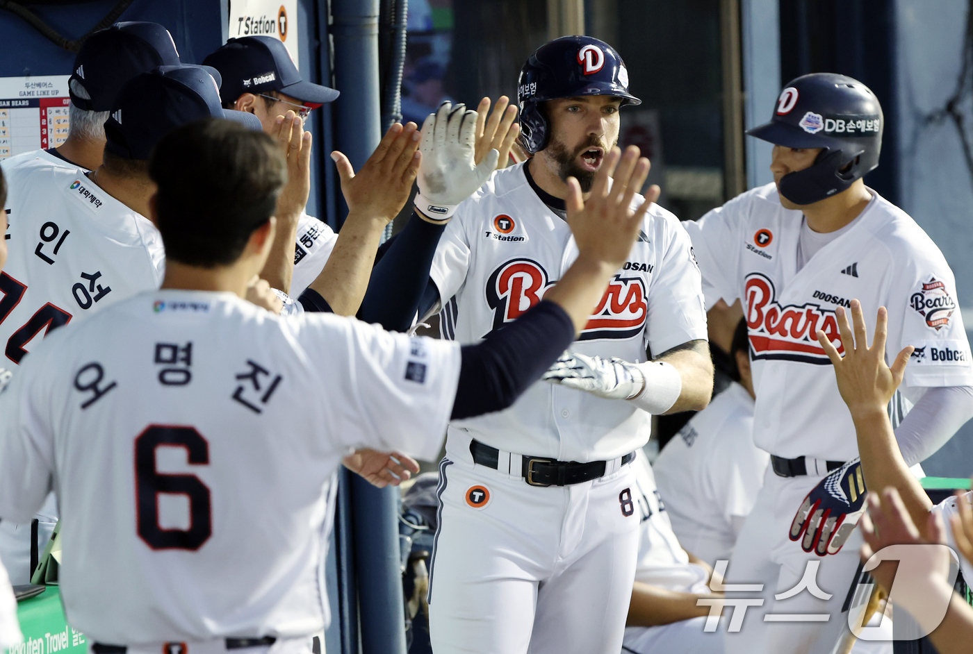 (서울=뉴스1) 박정호 기자 = 28일 오후 서울 송파구 잠실야구장에서 열린 프로야구 '2025 신한 SOL뱅크 KBO 리그' 삼성 라이온즈와 두산 베어스의 경기 2회말 2사 주자 …
