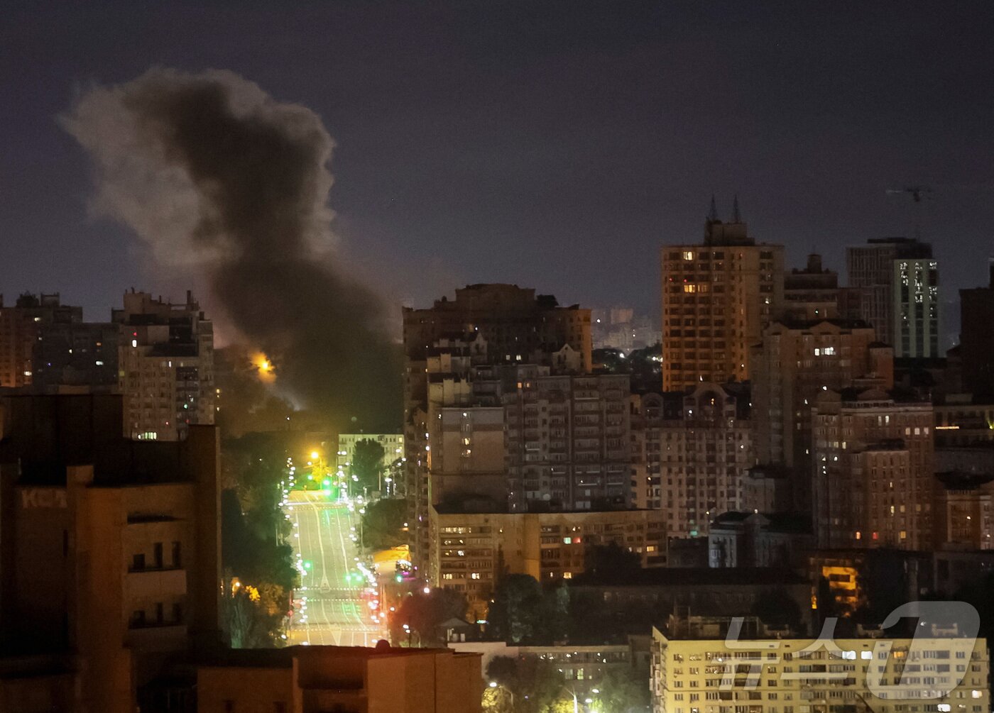 본문 이미지 - 우크라이나 수도 키이우에서 러시아의 드론 공격으로 인한 불길이 치솟고 있다. 2025.08.28 ⓒ 로이터=뉴스1 ⓒ News1 이지예 객원기자