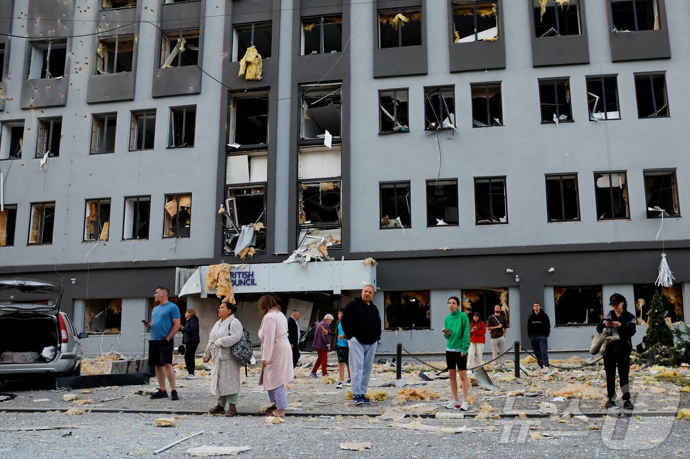 본문 이미지 - 28일&#40;현지시간&#41; 러시아 공습으로 훼손된 우크라이나 수도 키이우의 영국문화원 앞에 시민들이 모여 있다. 2025.08.28. ⓒ 로이터=뉴스1 ⓒ News1 이지예 객원기자