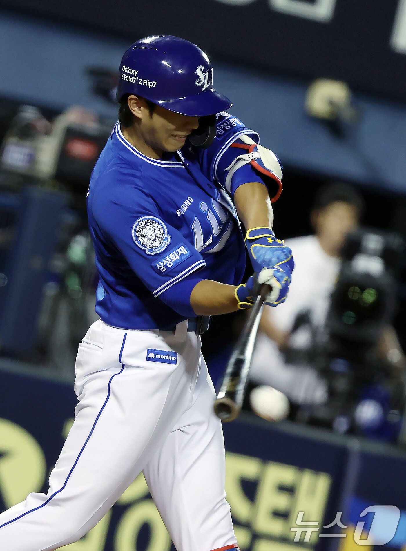 본문 이미지 - 28일 오후 서울 송파구 잠실야구장에서 열린 프로야구 &#39;2025 신한 SOL뱅크 KBO 리그&#39; 삼성 라이온즈와 두산 베어스의 경기 5회초 1사 주자 없는 상황 삼성 이재현이 안타를 치고 있다. 2025.8.28/뉴스1 ⓒ News1 박정호 기자