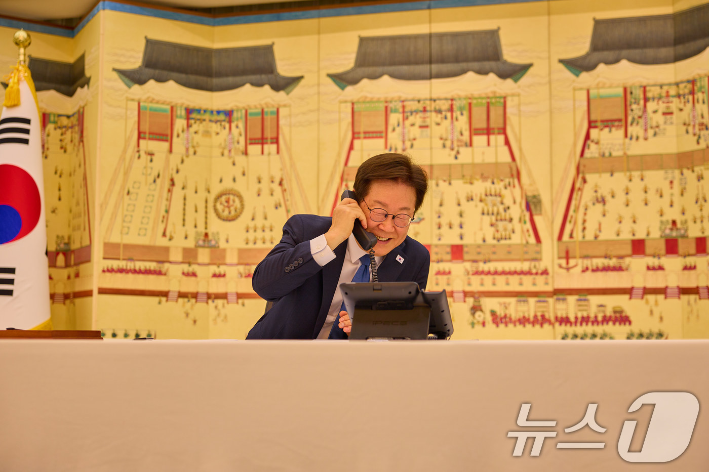 (서울=뉴스1) 이재명 기자 = 이재명 대통령이 28일 서울 한남동 관저에서 사디르 자파로프 키르기스스탄 대통령과 통화를 하고 있다. (대통령실 제공. 재판매 및 DB 금지) 20 …