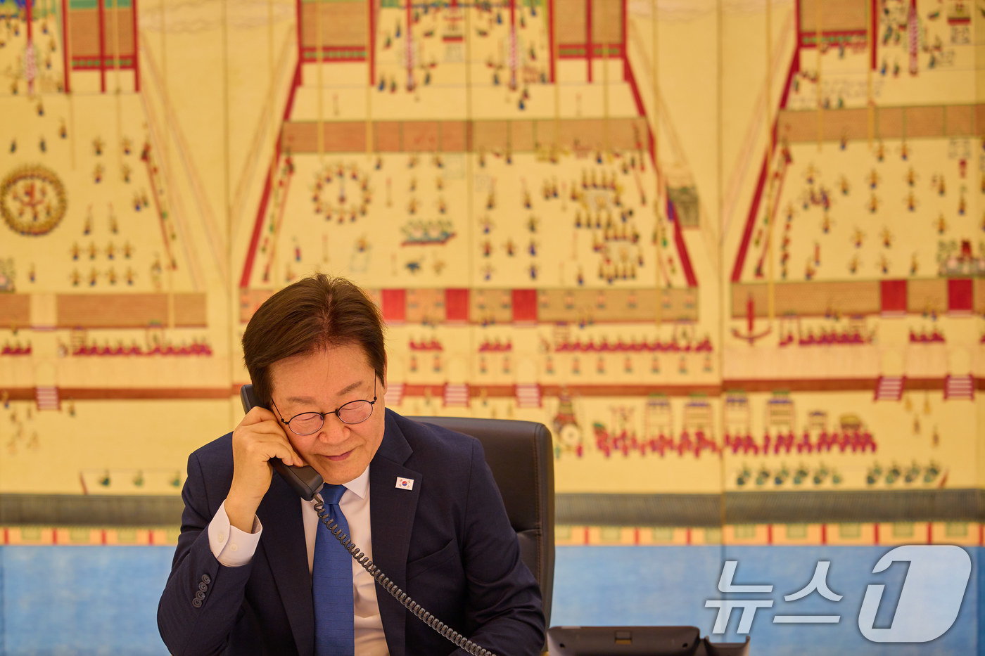 (서울=뉴스1) 이재명 기자 = 이재명 대통령이 28일 서울 한남동 관저에서 사디르 자파로프 키르기스스탄 대통령과 통화를 하고 있다. (대통령실 제공. 재판매 및 DB 금지) 20 …