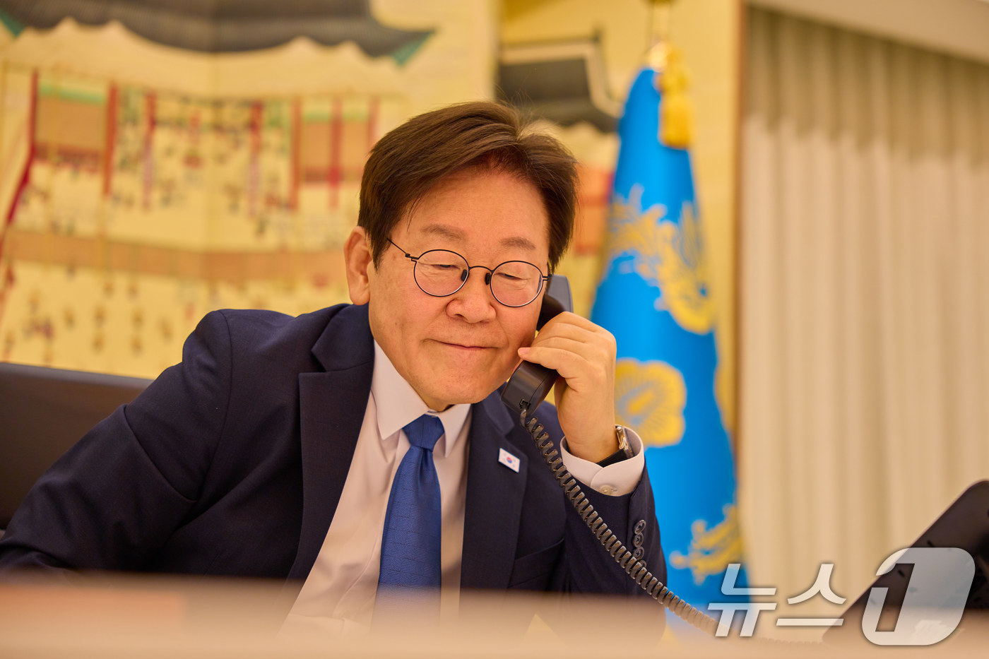 (서울=뉴스1) 이재명 기자 = 이재명 대통령이 28일 서울 한남동 관저에서 에모말리 라흐몬 타지키스탄 대통령과 통화를 하고 있다. (대통령실 제공. 재판매 및 DB 금지) 202 …