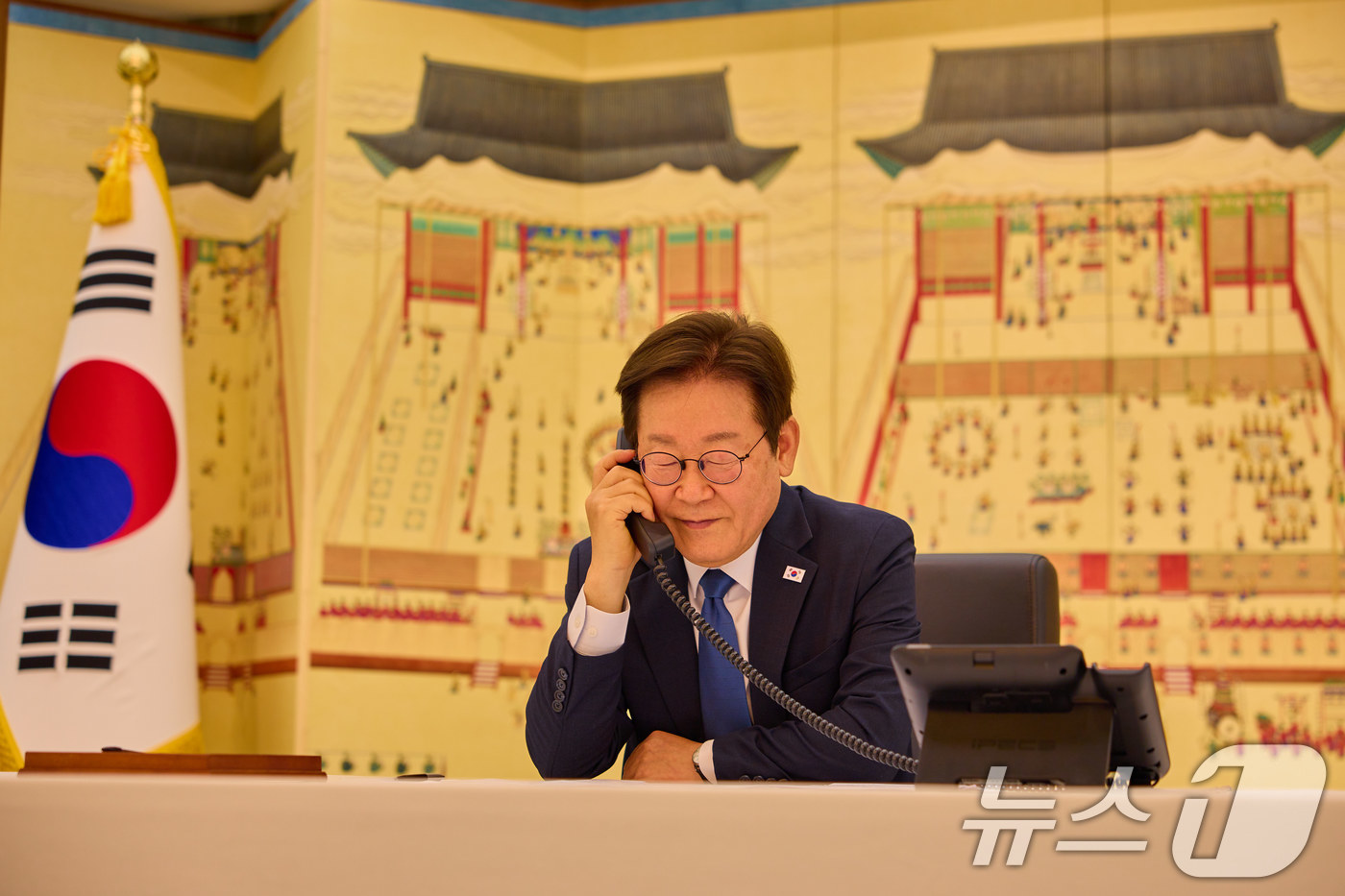 (서울=뉴스1) 이재명 기자 = 이재명 대통령이 28일 서울 한남동 관저에서 사디르 자파로프 키르기스스탄 대통령과 통화를 하고 있다. (대통령실 제공. 재판매 및 DB 금지) 20 …