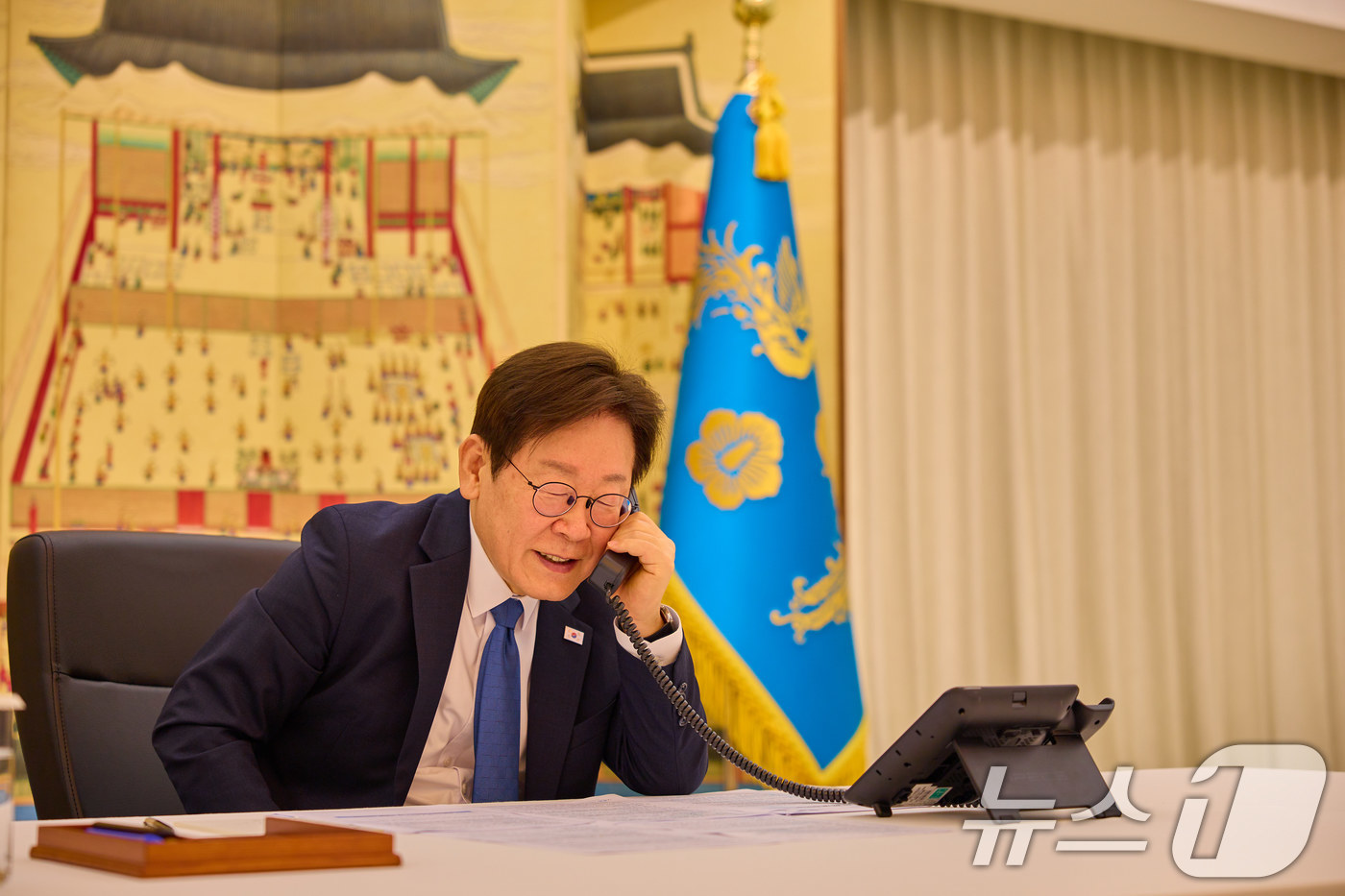 (서울=뉴스1) 이재명 기자 = 이재명 대통령이 28일 서울 한남동 관저에서 에모말리 라흐몬 타지키스탄 대통령과 통화를 하고 있다. (대통령실 제공. 재판매 및 DB 금지) 202 …