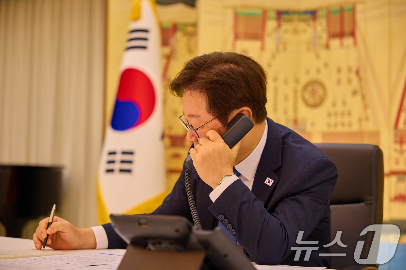 (서울=뉴스1) 이재명 기자 = 이재명 대통령이 28일 서울 한남동 관저에서 에모말리 라흐몬 타지키스탄 대통령과 통화를 하고 있다. (대통령실 제공. 재판매 및 DB 금지) 202 …