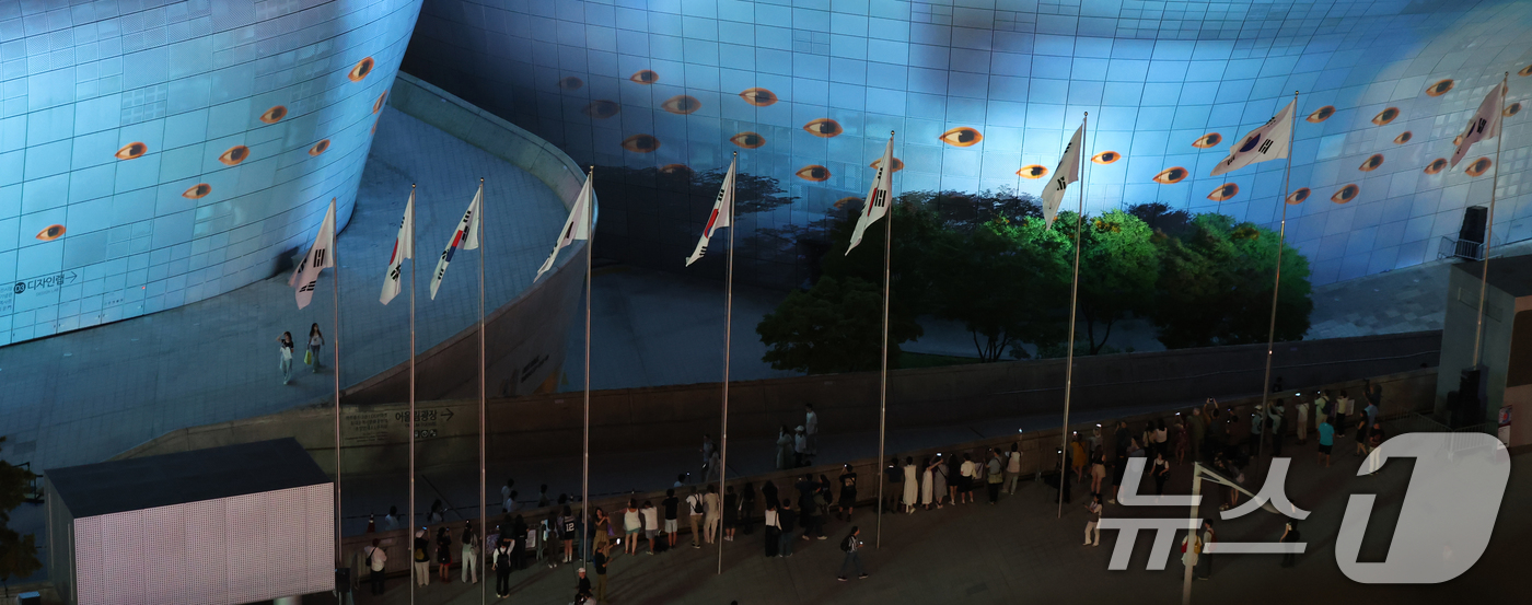 (서울=뉴스1) 황기선 기자 = 28일 오후 서울 중구 동대문디자인플라자(DDP)에서 열린 '서울라이트 DDP 2025 가을'에서 초대형 미디어파사드 작품이 선보이고 있다. 202 …