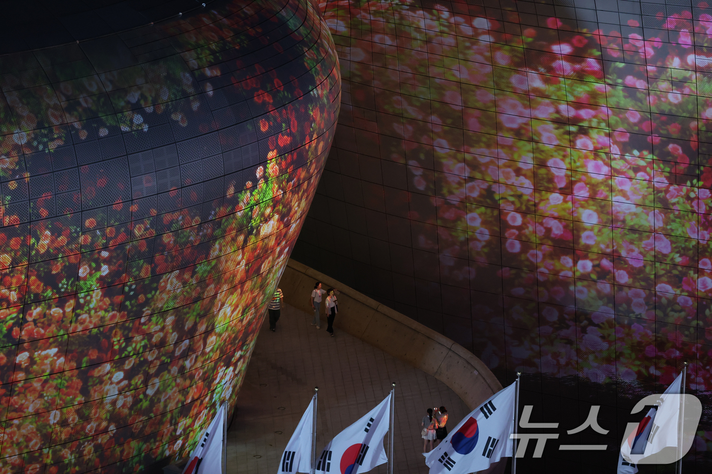 (서울=뉴스1) 황기선 기자 = 28일 오후 서울 중구 동대문디자인플라자(DDP)에서 열린 '서울라이트 DDP 2025 가을'에서 초대형 미디어파사드 작품이 선보이고 있다. 202 …