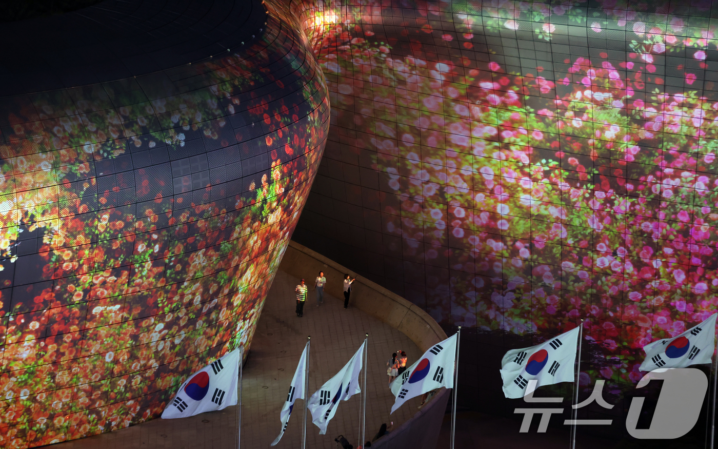 (서울=뉴스1) 황기선 기자 = 28일 오후 서울 중구 동대문디자인플라자(DDP)에서 열린 '서울라이트 DDP 2025 가을'에서 초대형 미디어파사드 작품이 선보이고 있다. 202 …
